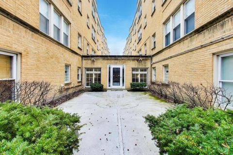 Tiny photo for 4240 N Clarendon Avenue #405N, Chicago, IL 60613 (MLS # 12597517)