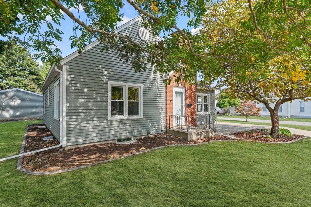 Photo for 601 W Main Street, Clinton, IL 61727 (MLS # 12500226)