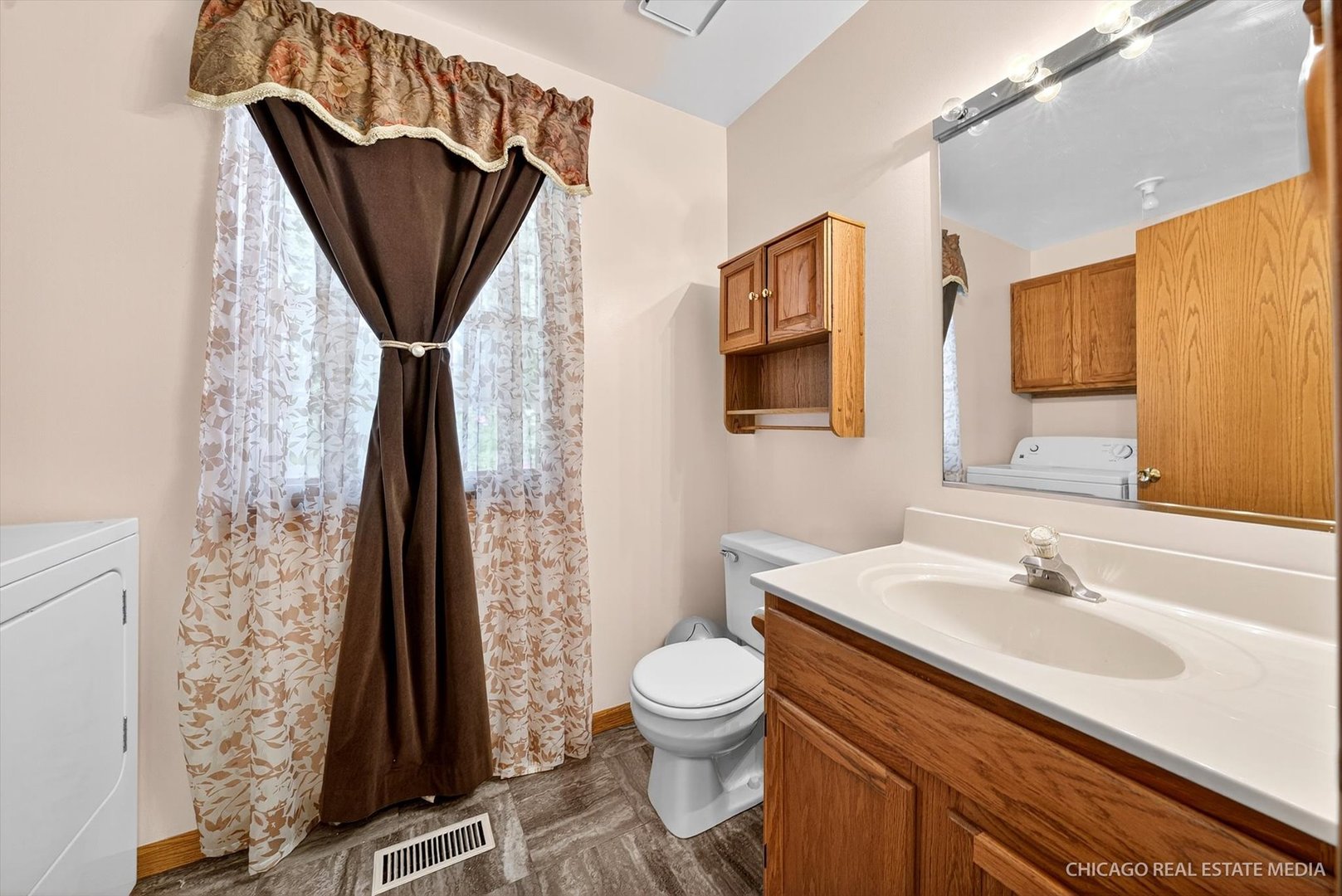 Island Lake, Illinois 60042, United States, 4 Bedrooms Bedrooms, ,3 BathroomsBathrooms,Residential,Active,208914