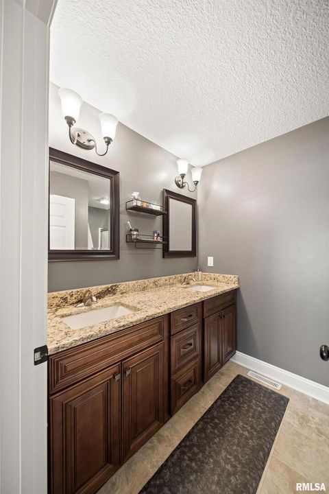 Tiny photo for 4501 W 14TH Street, Davenport, IA 52804 (MLS # QC4270060)