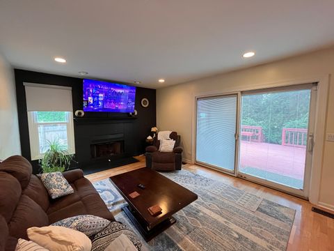 Tiny photo for 10 Chestnut Court E, Buffalo Grove, IL 60089 (MLS # 12495891)
