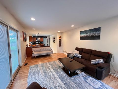 Tiny photo for 10 Chestnut Court E, Buffalo Grove, IL 60089 (MLS # 12495891)