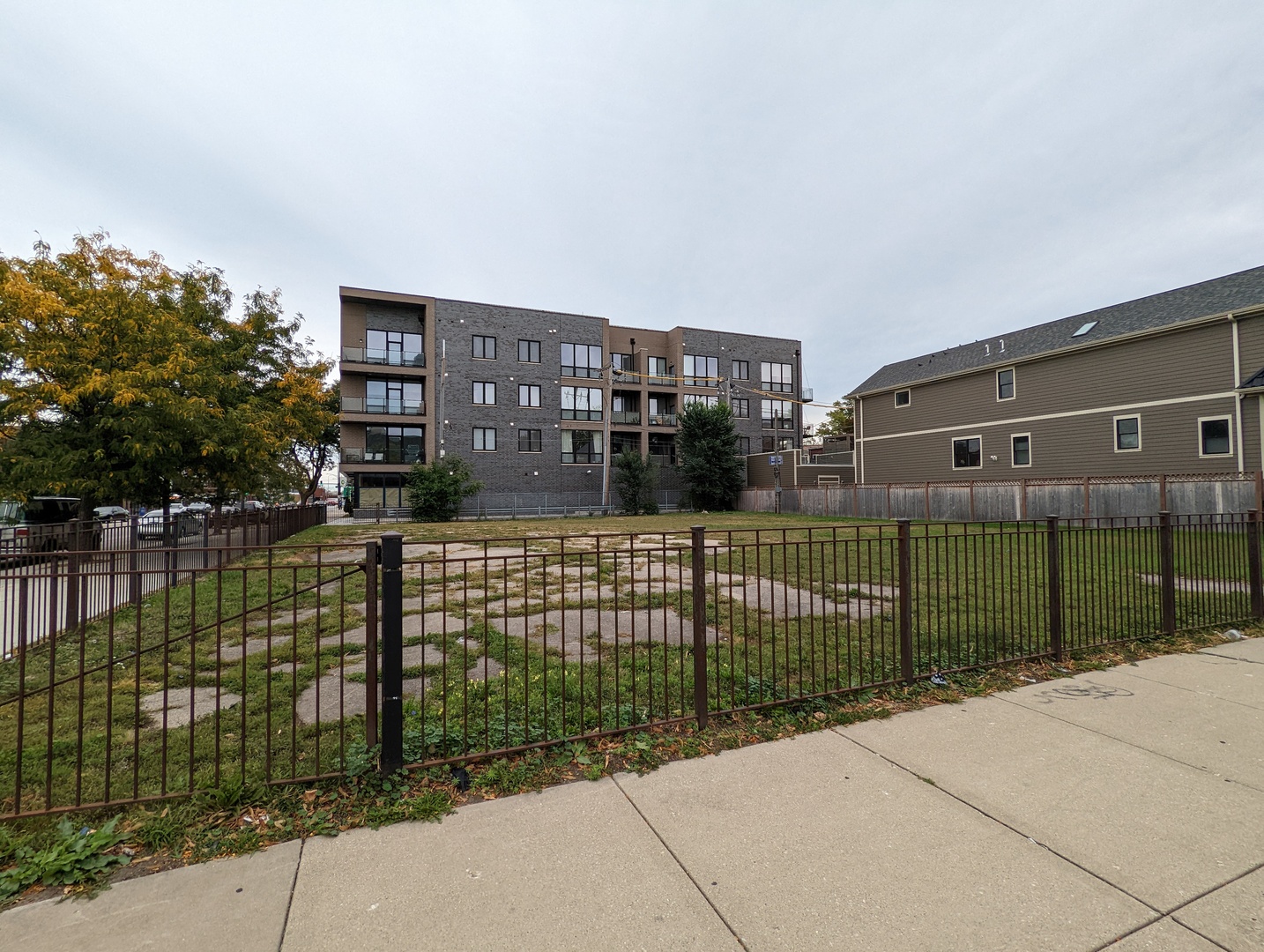 2429-2431 W Fullerton Avenue