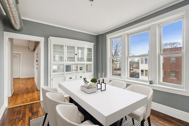 956 N TRUMBULL Avenue