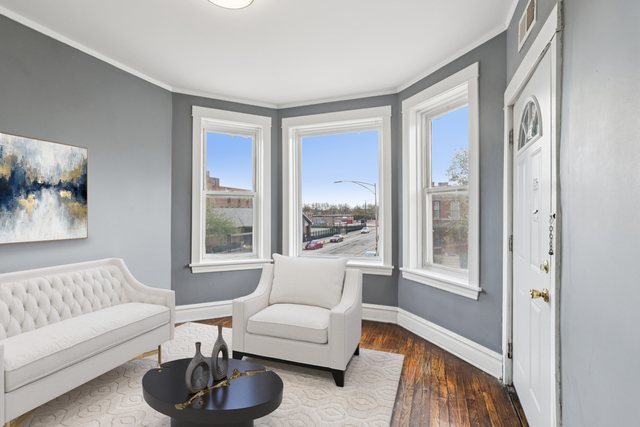 956 N TRUMBULL Avenue