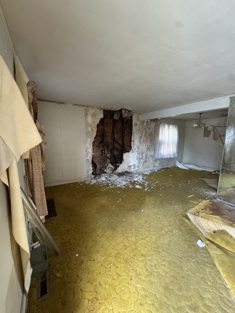 9122 S La Salle Street