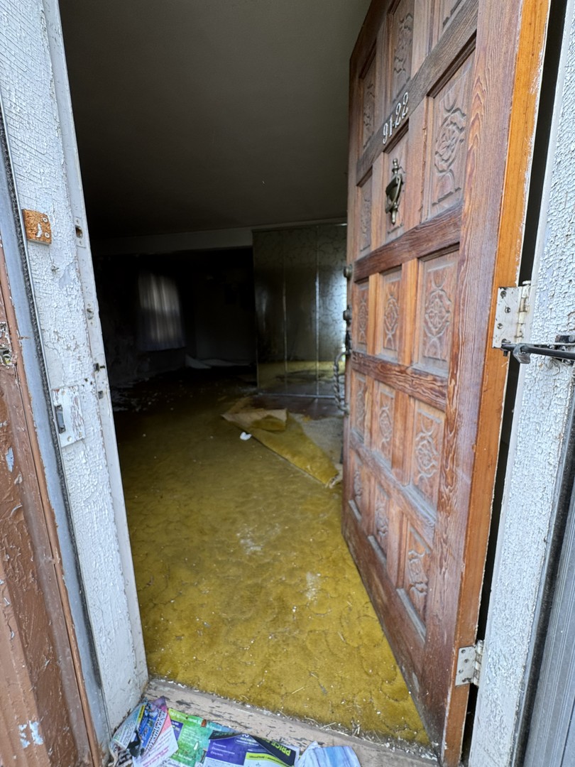 9122 S La Salle Street