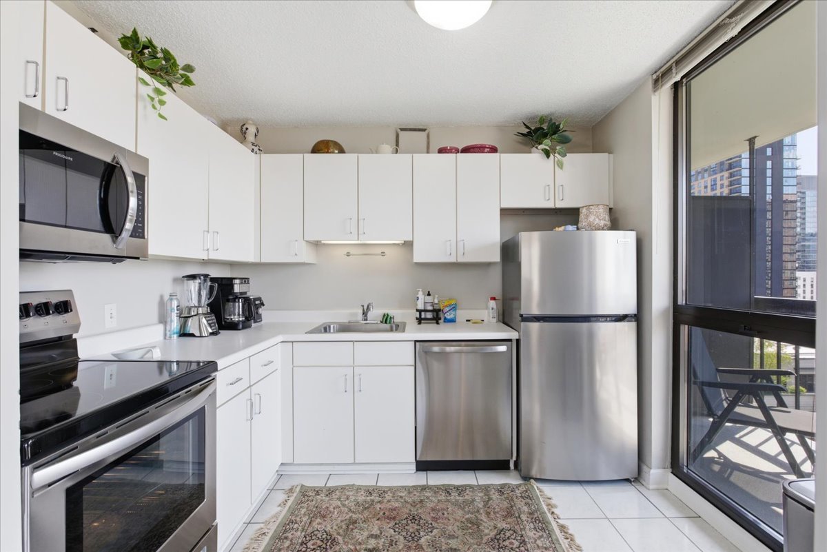 33 W Delaware Place 18K