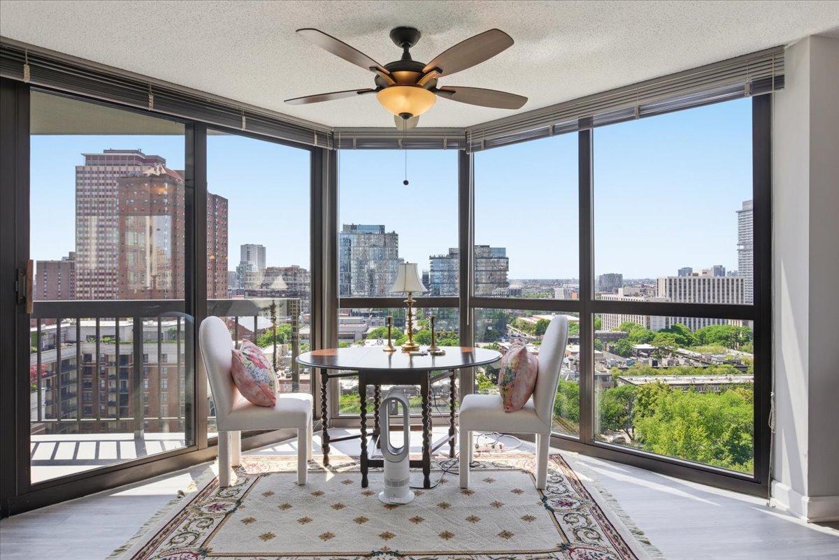 33 W Delaware Place 18K
