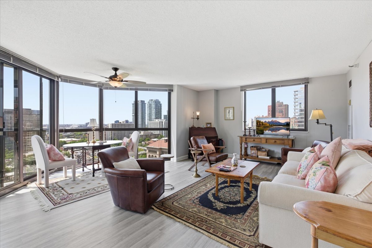 33 W Delaware Place 18K