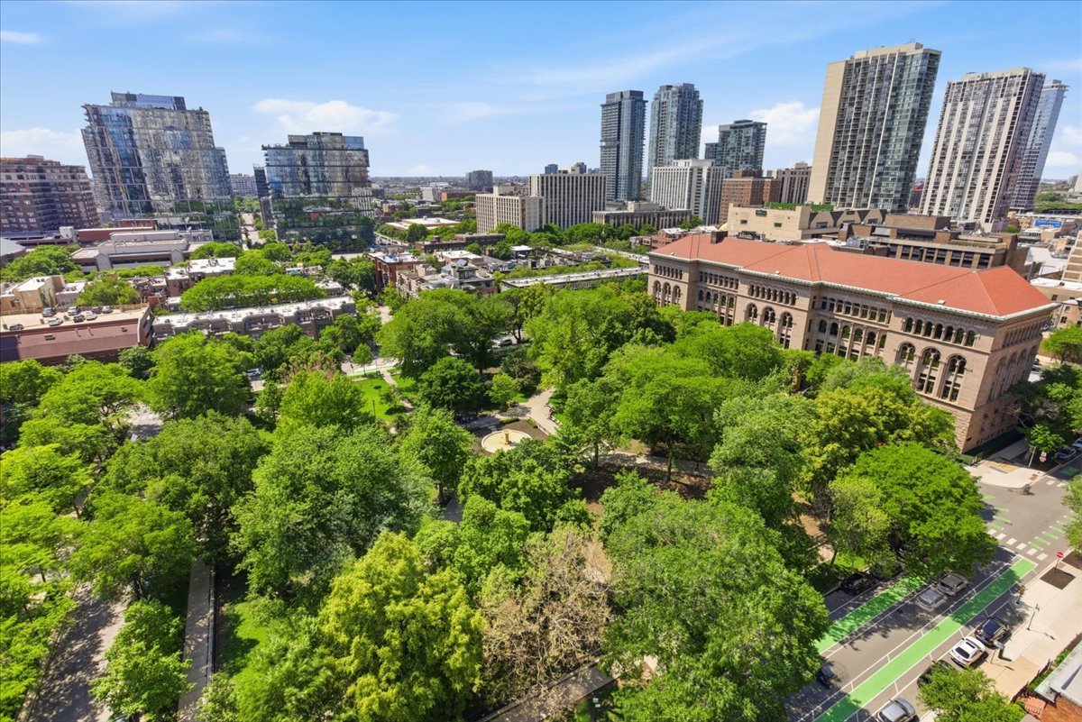 33 W Delaware Place 18K