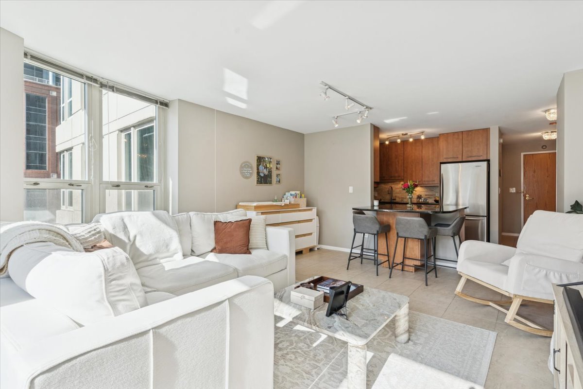 345 N LASALLE Drive 1607