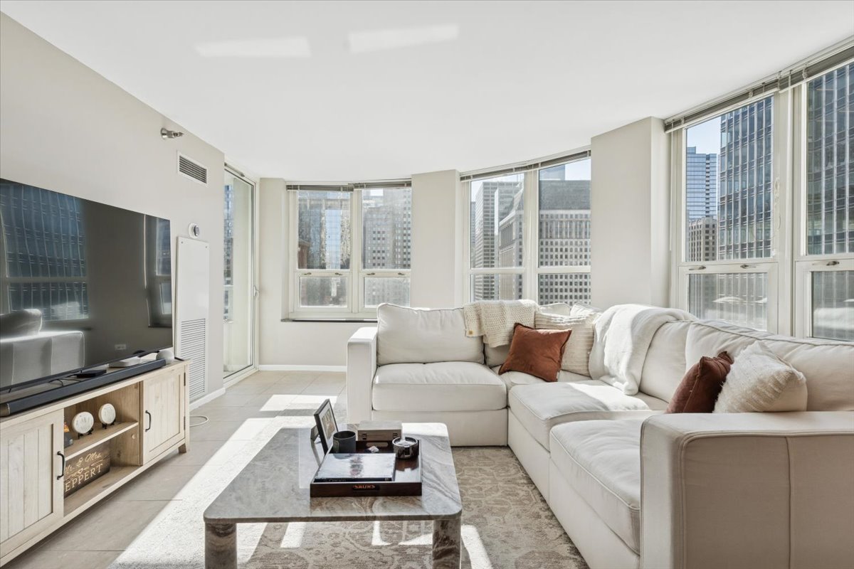 345 N LASALLE Drive 1607