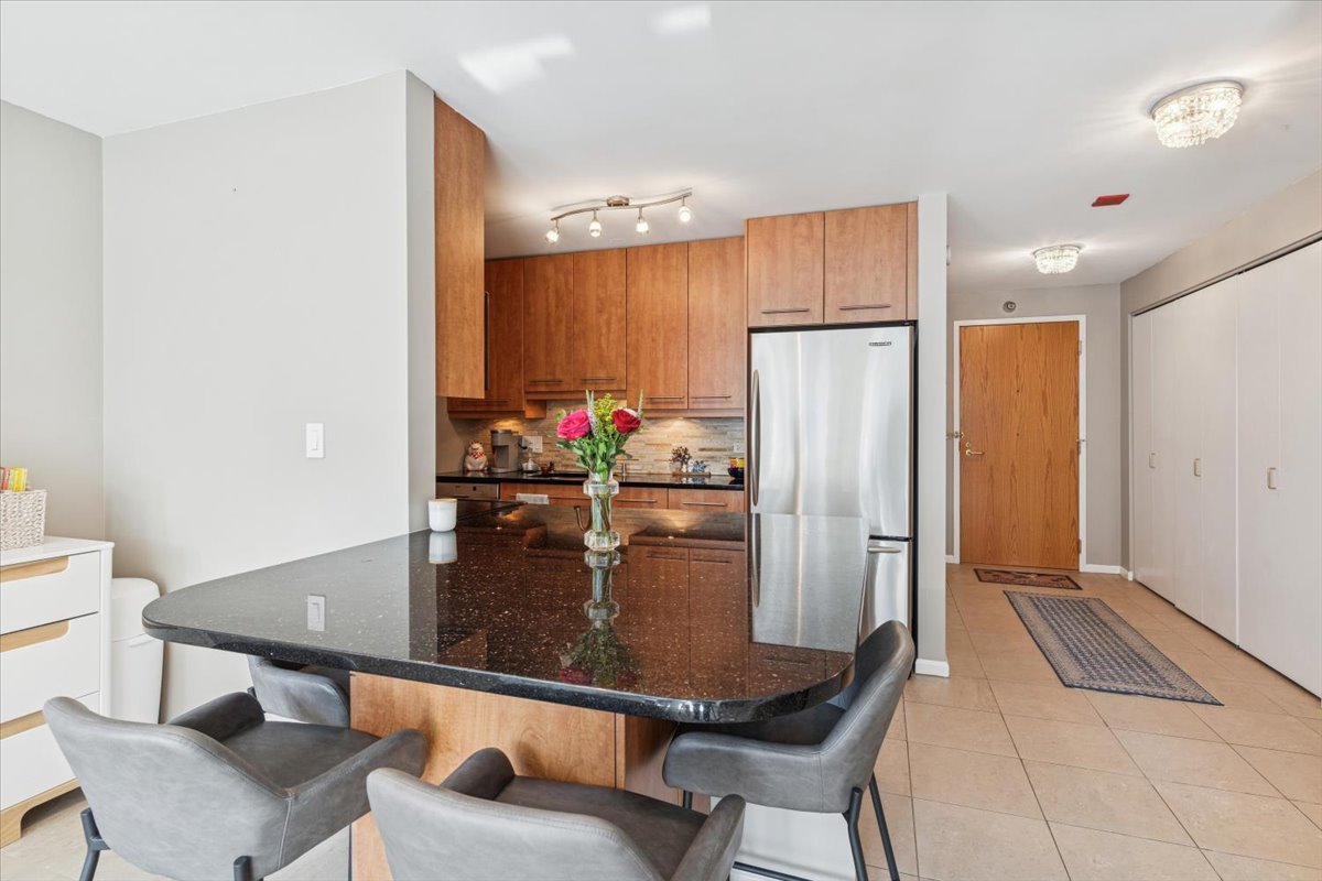 345 N LASALLE Drive 1607