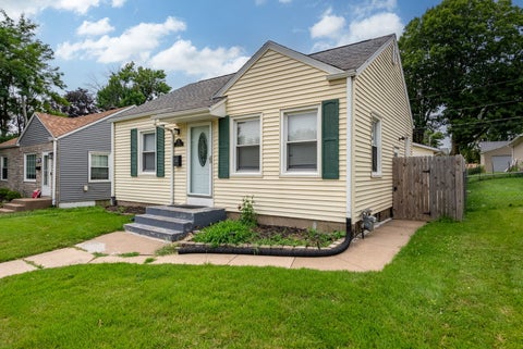 Tiny photo for 728 24th Street, Bettendorf, IA 52722 (MLS # 12743612)