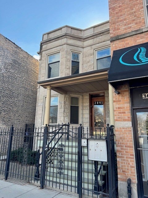 3041 W Fullerton Avenue
