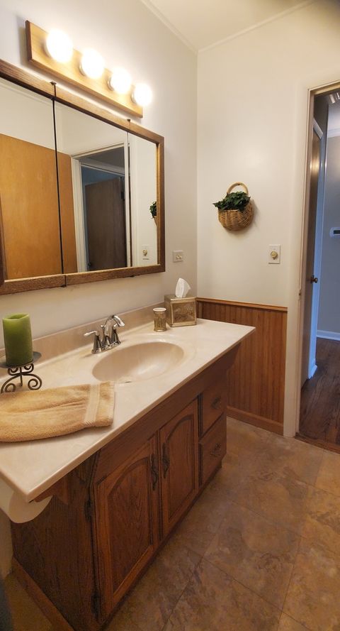 Tiny photo for 2013 Castlewood Road, Highland Park, IL 60035 (MLS # 12501853)