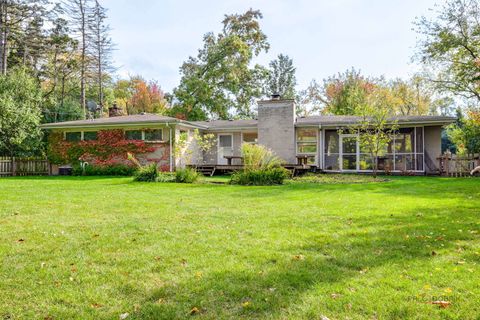 Tiny photo for 2013 Castlewood Road, Highland Park, IL 60035 (MLS # 12501853)