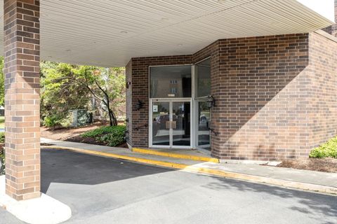 Tiny photo for 2201 S Grace Street #305, Lombard, IL 60148 (MLS # 12478840)
