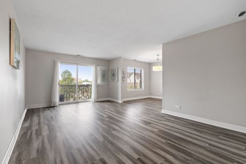 Tiny photo for 2201 S Grace Street #305, Lombard, IL 60148 (MLS # 12478840)