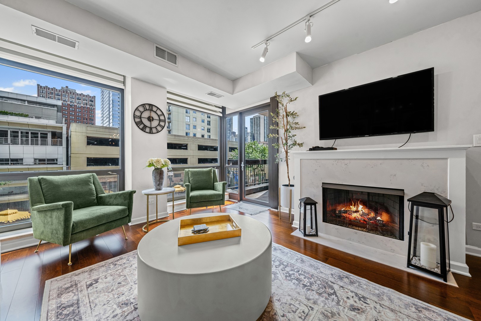 1212 N Wells Street 202