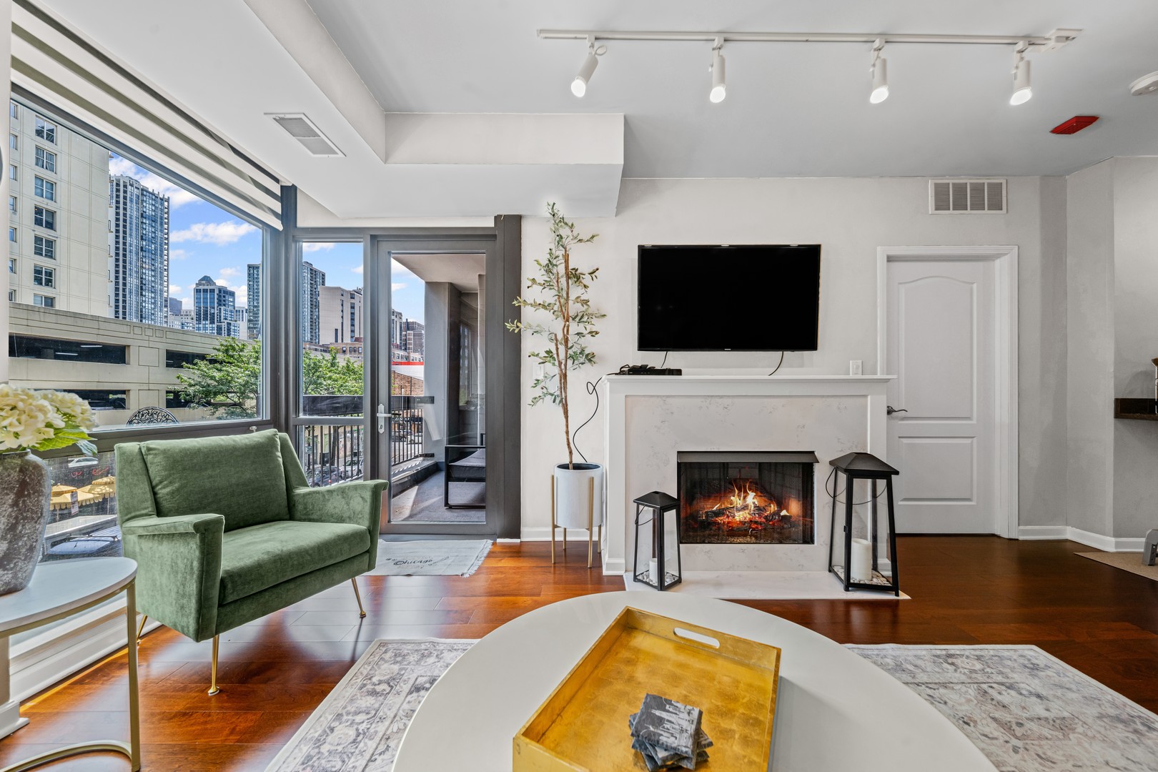 1212 N Wells Street 202