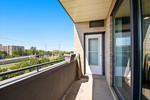 Tiny photo for 4545 W Touhy Avenue #420W, Lincolnwood, IL 60712 (MLS # 12465441)