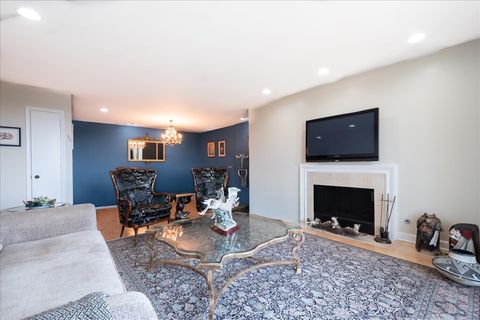 Tiny photo for 4545 W Touhy Avenue #420W, Lincolnwood, IL 60712 (MLS # 12465441)