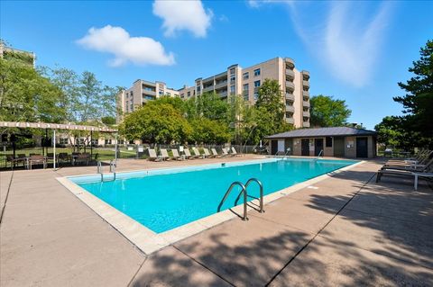 Tiny photo for 4545 W Touhy Avenue #420W, Lincolnwood, IL 60712 (MLS # 12465441)