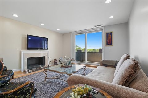 Tiny photo for 4545 W Touhy Avenue #420W, Lincolnwood, IL 60712 (MLS # 12465441)