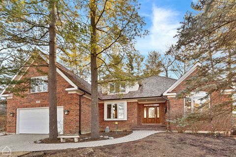 300 Carriage Hill Circle Libertyville IL 60048