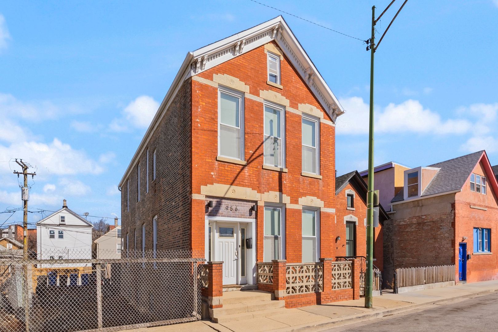 956 W 18th Place