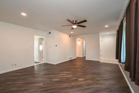 Tiny photo for 127 S Hawthorne Boulevard, Mundelein, IL 60060 (MLS # 12636731)
