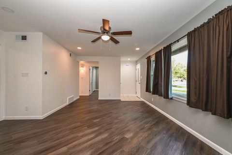 Tiny photo for 127 S Hawthorne Boulevard, Mundelein, IL 60060 (MLS # 12636731)