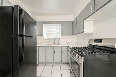 Tiny photo for 127 S Hawthorne Boulevard, Mundelein, IL 60060 (MLS # 12636731)