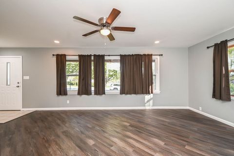 Tiny photo for 127 S Hawthorne Boulevard, Mundelein, IL 60060 (MLS # 12636731)