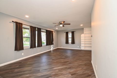 Tiny photo for 127 S Hawthorne Boulevard, Mundelein, IL 60060 (MLS # 12636731)
