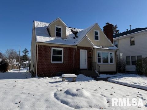 Photo of 2113 N MARQUETTE Street, Davenport, IA 52804 (MLS # QC4269888)