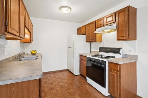 Tiny photo for 303 Newport Lane #D2, Bartlett, IL 60103 (MLS # 12576797)