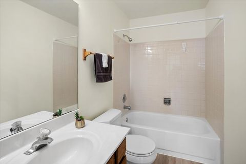 Tiny photo for 303 Newport Lane #D2, Bartlett, IL 60103 (MLS # 12576797)