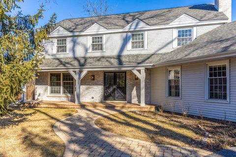 4 beds bed, 2.5 baths bath property at 21 N Ridge Road, Lake Forest, IL 60045