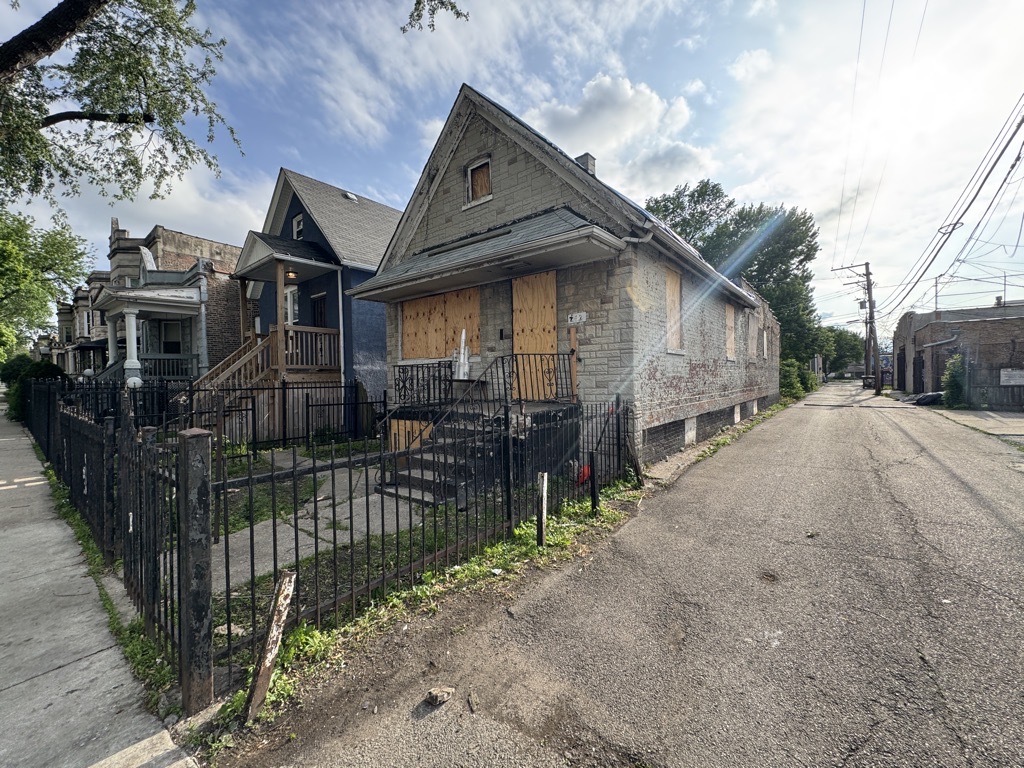 742 N Christiana Avenue
