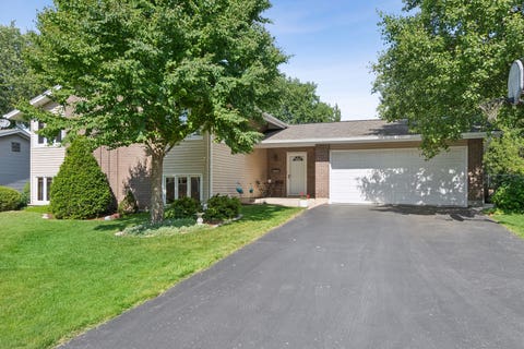 Photo of 6601 MacArthur Drive, Woodridge, IL 60517 (MLS # 12669652)