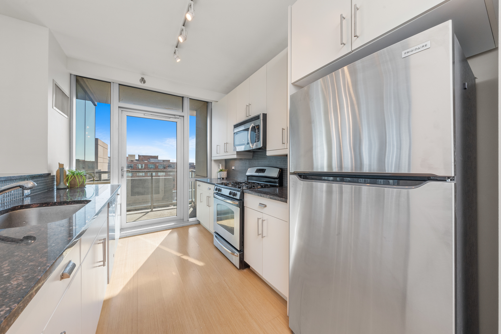 125 S GREEN Street 1006A