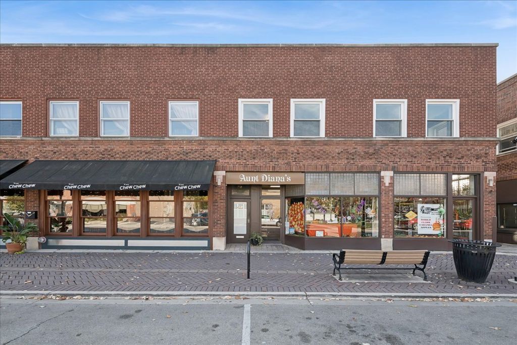 Photo for 29 E Burlington Street #A, Riverside, IL 60546 (MLS # 12506742)