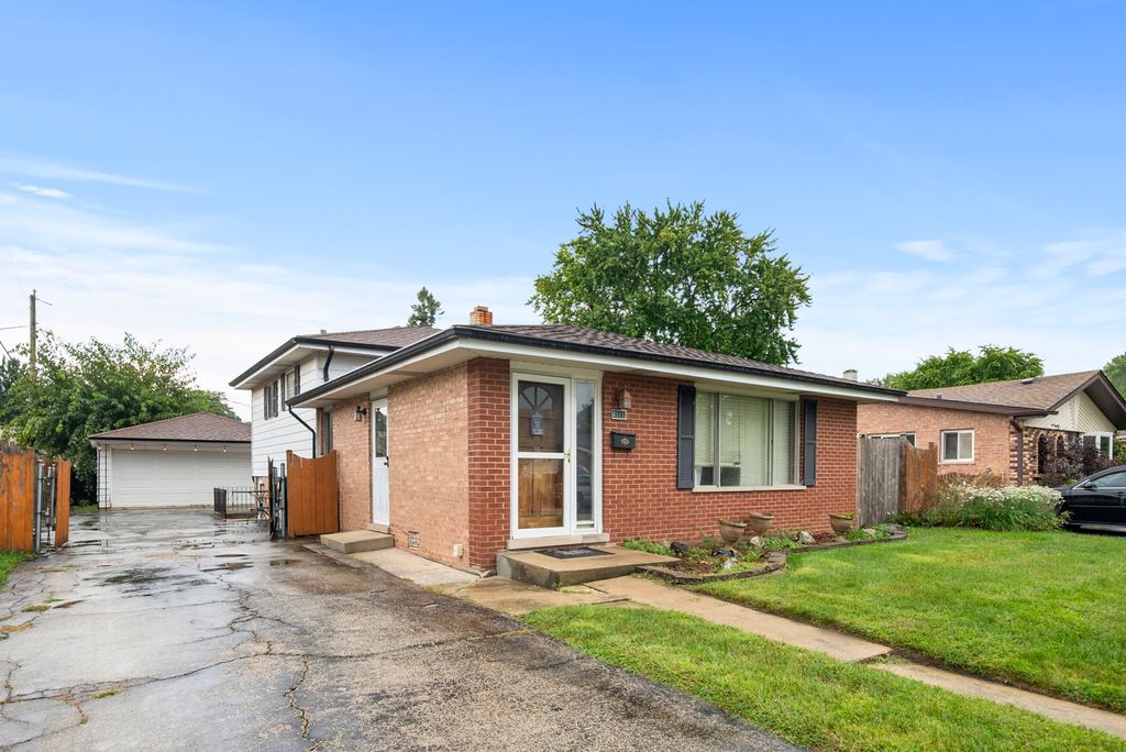 Photo for 4511 W Howdy Lane W, Alsip, IL 60803 (MLS # 12461603)