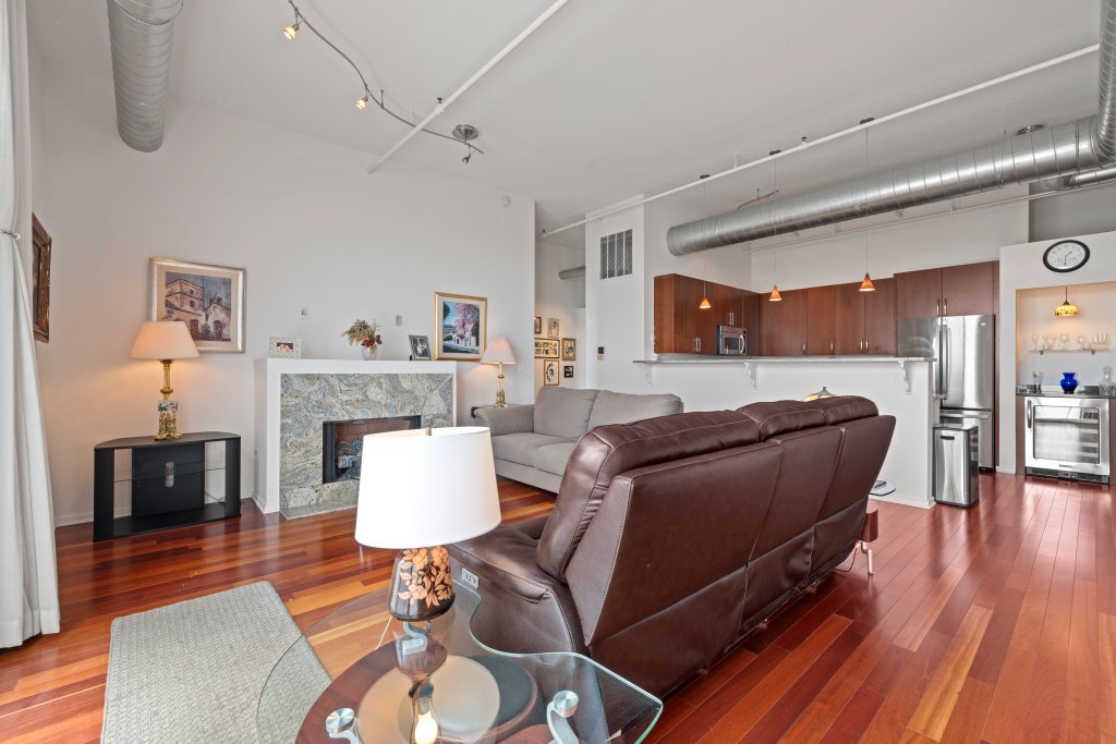 1525 S Sangamon Street 806