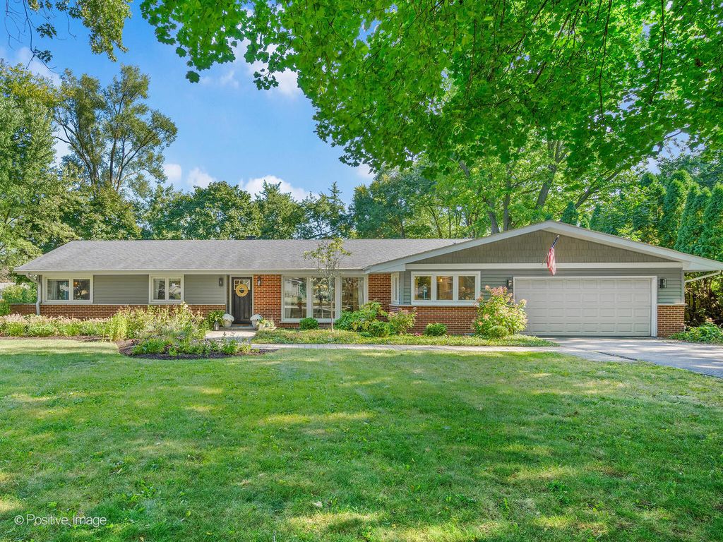 Photo for 26W537 Barnes Avenue, Winfield, IL 60190 (MLS # 12472034)