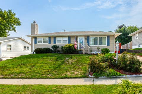 Photo of 8021 8th Street W, Rock Island, IL 61201 (MLS # 12727213)