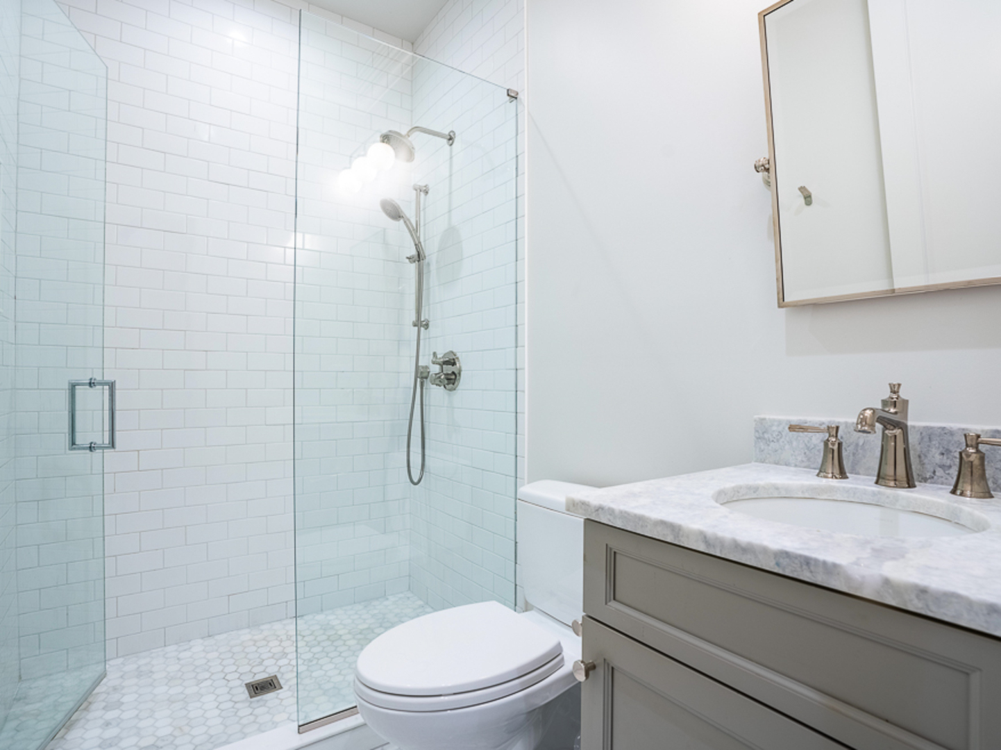 Chicago, Illinois 60618, United States, 8 Bedrooms Bedrooms, ,6 BathroomsBathrooms,Residential,Active,254077